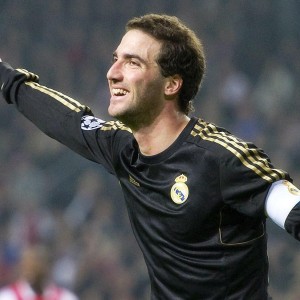 足彩网官网-调皮二娃上线！穆勒庆祝夺冠时与高尔德顶牛假装受伤