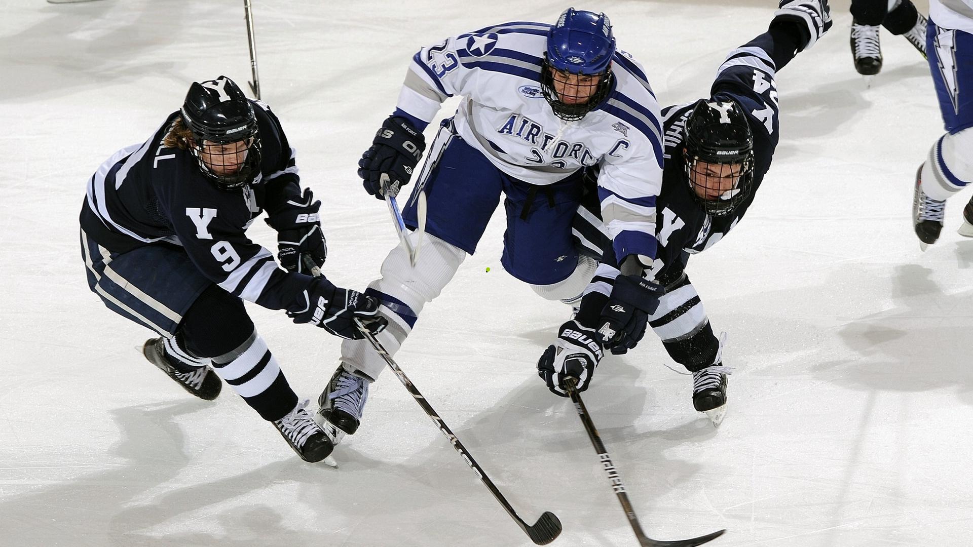 亚足联年度奖项盛典，霍震霆荣膺亚洲之钻殊荣，达瓦萨里当选足球先生